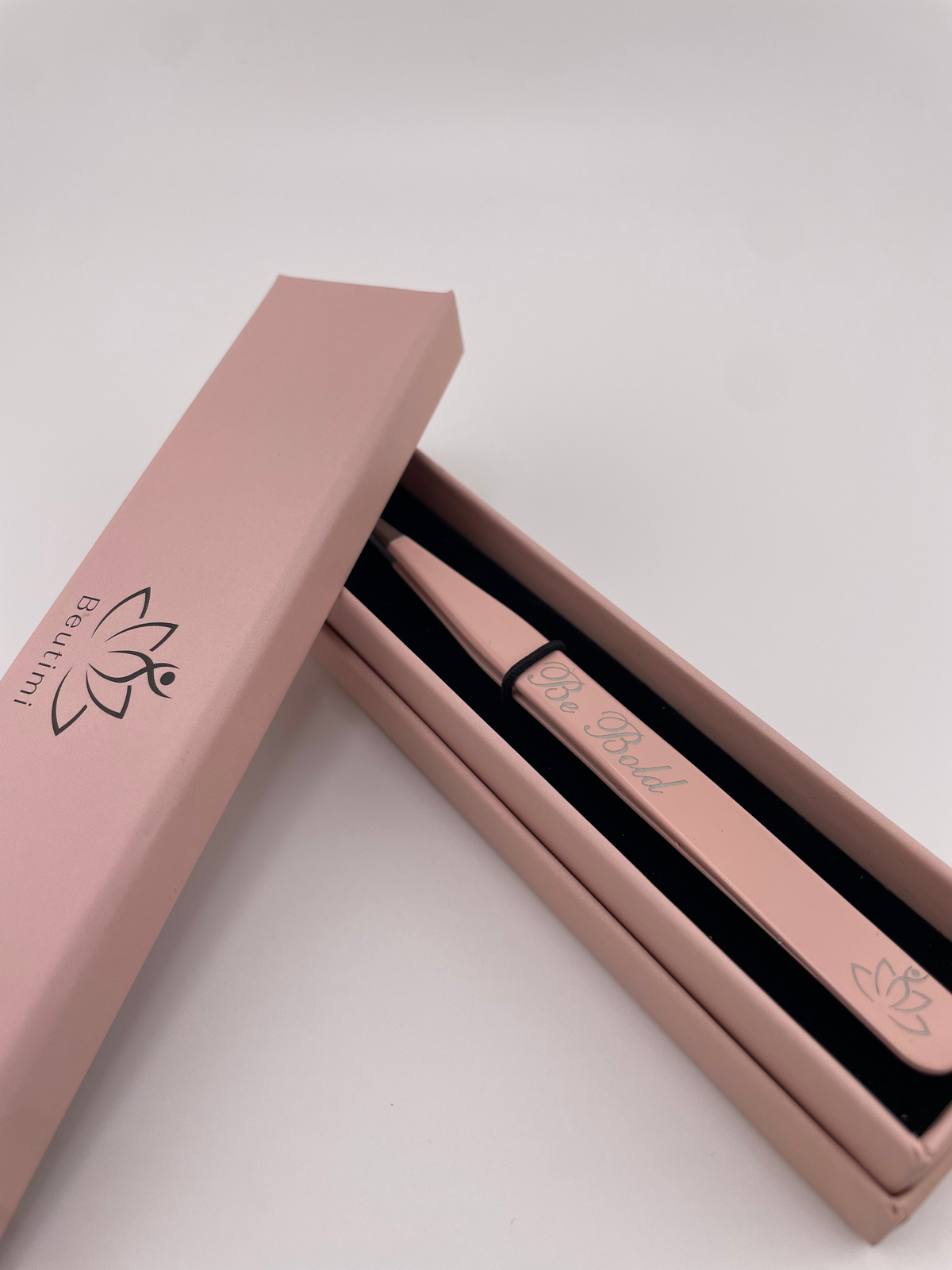 Beutimi Be Bold Tweezer in rose pink packaging with curved fiber tip tool displayed in open box
