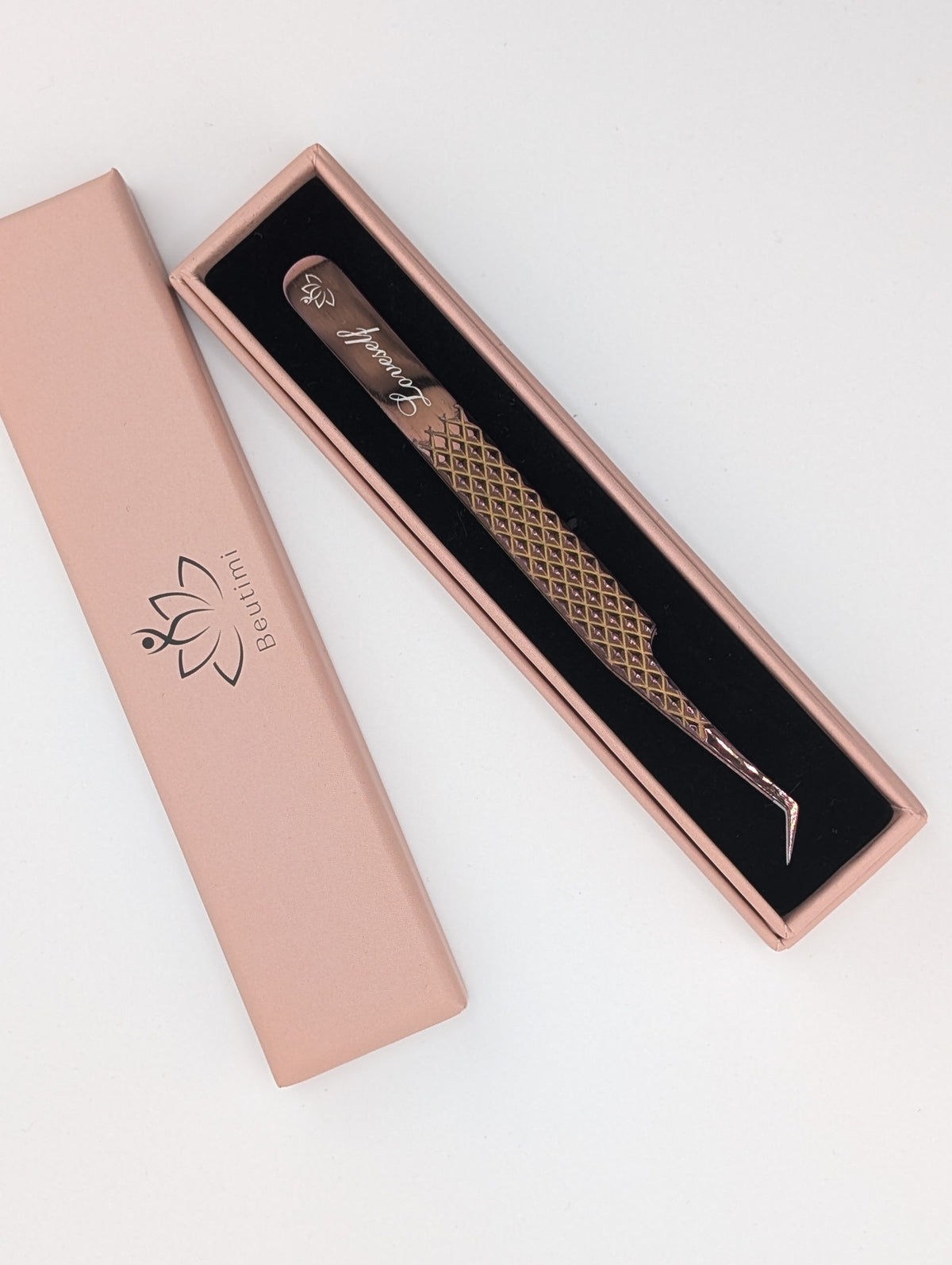 Beutimi Loveself Tweezer in rose gold with engraved details and ruler marking, displayed in elegant pink packaging with black interior