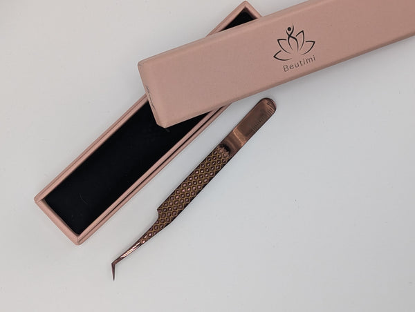 Beutimi Loveself Tweezer in rose gold with diamond-patterned handle displayed next to its pink packaging box